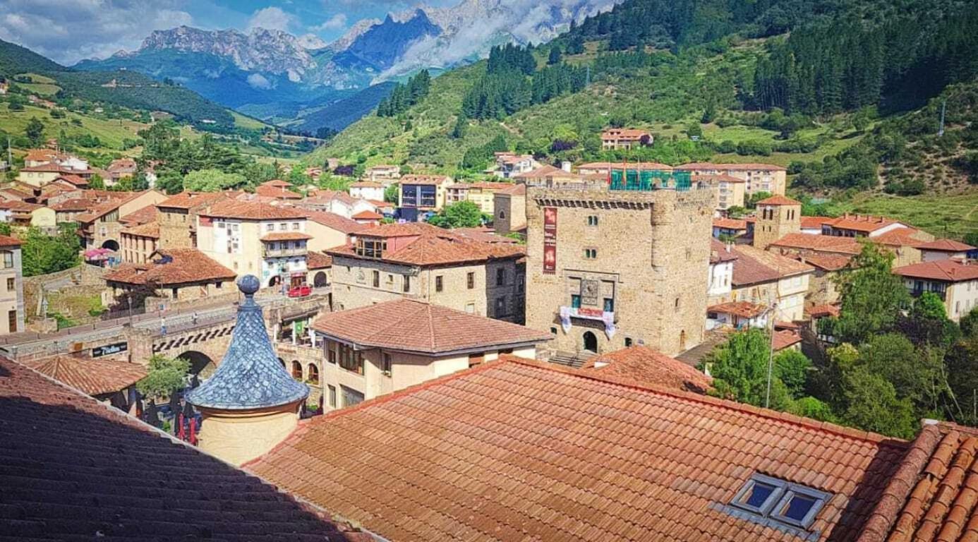 Appartamento El Mirador De La Torre Potes Esterno foto